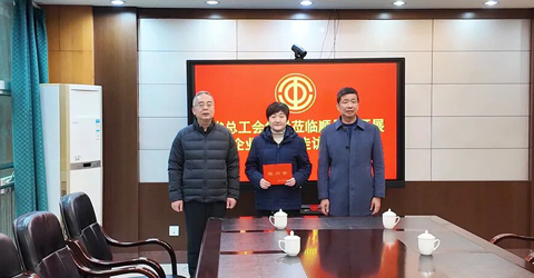 兩名女工患病，省上縣里都來慰問一一虹潤(rùn)三重保障體系筑就員工幸福家