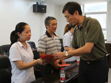 省總工會黨組書記、副主席陳震一行到順昌虹潤精密儀器有限公司慰問困難職工